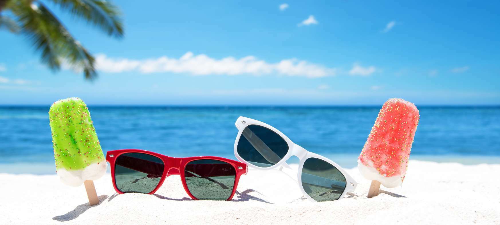 Eis am Stil und zwei Sonnenbrillen am Strand