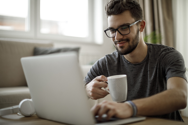 Student mit einer Tasse Kaffee in der Online Nachhilfe